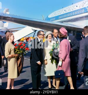 La First Lady statunitense Jacqueline Kennedy viene accolta da (l-r): Elizabeth 'Dearie' Cabell (con rose rosse), il sindaco di Dallas Earle Cabell, la Second Lady Claudia 'Lady Bird Johnson e il Vice Presidente degli Stati Uniti Lyndon Johnson (per lo più nascosto dietro la Sig.ra Kennedy), all'arrivo a Love Field, Dallas, Texas, USA, Cecil Stoughton, White House Photographs, 22 novembre 1963 Foto Stock