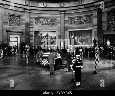 Il cofanetto drappeggiato di bandiera del presidente degli Stati Uniti John F. Kennedy nel centro di Rotunda, U.S. Capitol Building, Washington, D.C., USA, Abbie Rowe, White House Photographs, 24 novembre 1963 Foto Stock