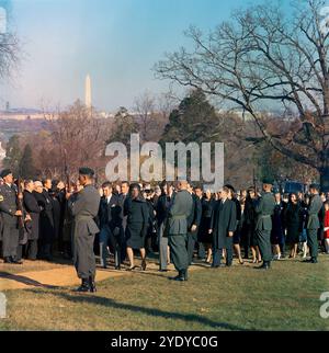 Membri della famiglia Kennedy, guidati da Jacqueline Kennedy, dal procuratore generale Robert F. Kennedy e dal senatore Edward Kennedy, si recano a piedi alla tomba del presidente degli Stati Uniti John F. Kennedy per i servizi funerali di stato del presidente Kennedy, Arlington National Cemetery, Arlington, Virginia, USA, Cecil Stoughton, White House Photographs, 25 novembre 1963 Foto Stock