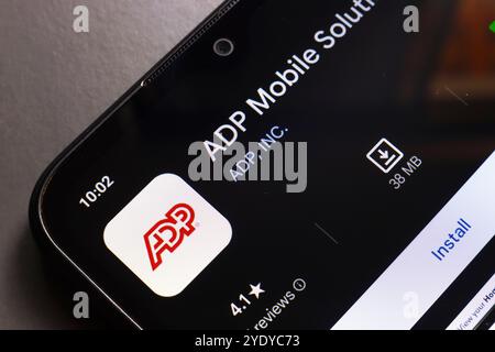 29 ottobre 2024, Portogallo. In questa immagine, il logo dell'app ADP Mobile Solutions viene visualizzato sullo schermo di uno smartphone Foto Stock