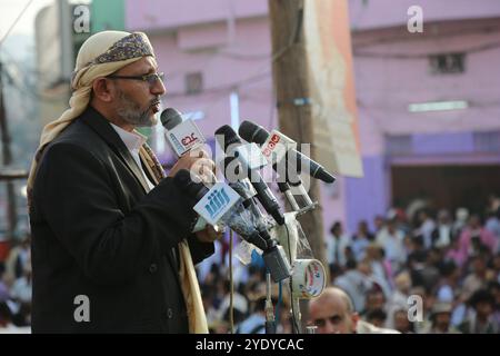 Un gran numero di residenti di Taiz eseguono la preghiera nella città 'Piazza della libertà’ durante Eid al-Fitr, che è un'importante festa religiosa che segna la fine del Ramadan ed è celebrata dai musulmani in tutto il mondo. Le persone a Taiz celebrano la festa religiosa nonostante il fatto che la città sia ancora parzialmente sotto assedio e che i combattimenti si siano svolti nel mese del Ramadan. Foto Stock