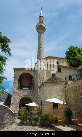 La Moschea del Bazar, chiamata anche Moschea Memi Bey, vicino al Vecchio Bazar nella città vecchia di Gjirokaster, nel sud dell'Albania. Questo monumento ottomano risale al 1757. Foto Stock