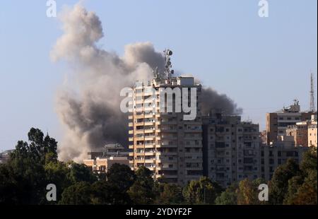 Pneumatico, Libano. 28 ottobre 2024. Il fumo fuoriesce dal sito degli attacchi aerei israeliani in un quartiere della città libanese meridionale di Tiro il 28 ottobre 2024. Il ministero della sanità libanese ha detto che gli scioperi israeliani del 28 ottobre hanno ucciso almeno 21 persone in tutto il sud del Libano, sette tra cui un'infermiera e tre soccorritori, nel villaggio meridionale di Ain Baal. Foto di Nizar kashmar/ credito: UPI/Alamy Live News Foto Stock