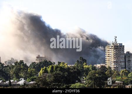 Pneumatico, Libano. 28 ottobre 2024. Il fumo fuoriesce dal sito degli attacchi aerei israeliani in un quartiere della città libanese meridionale di Tiro il 28 ottobre 2024. Il ministero della sanità libanese ha detto che gli scioperi israeliani del 28 ottobre hanno ucciso almeno 21 persone in tutto il sud del Libano, sette tra cui un'infermiera e tre soccorritori, nel villaggio meridionale di Ain Baal. Foto di Nizar kashmar/ credito: UPI/Alamy Live News Foto Stock