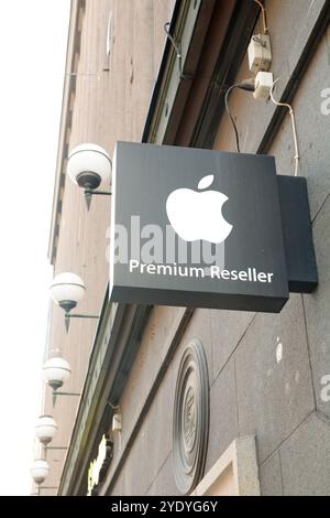 Insegna per rivenditori Apple Premium fuori dal negozio di Helsinki, Finlandia Foto Stock