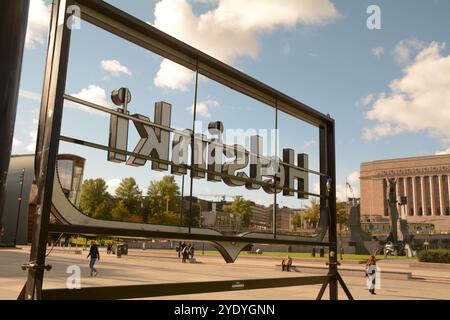 Cartello Helsinki accanto alla Biblioteca Oodi - Finlandia Foto Stock