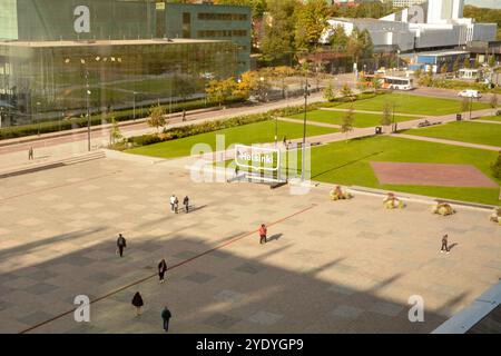 Cartello Helsinki in Piazza Kansalaistori visto dal 3° piano della Biblioteca Oodi - Finlandia Foto Stock