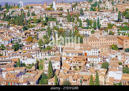 Granada, Spagna. Vista panoramica delle tradizionali case bianche e dei tetti di tegole nel quartiere albaicin di granada, spagna, con il palazzo dell'alhambra nel Ba Foto Stock