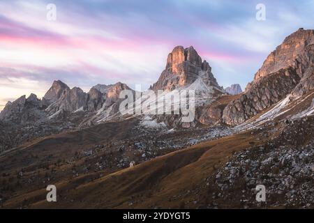 Cielo rosa colorato al tramonto o all'alba sul Monte Nuvolau e sul passo del Giau, che mostra la bellezza aspra delle Dolomiti italiane in Trentino-alto Tyro Foto Stock