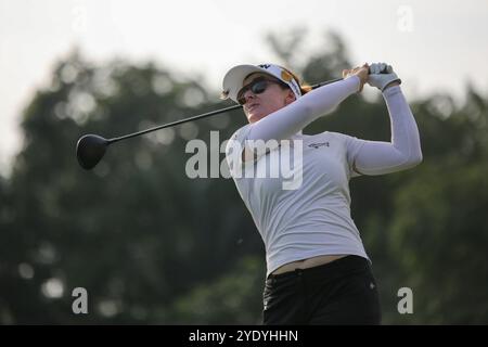 Kuala Lumpur, Malesia. 27 ottobre 2024. Hannah Green of Australia gioca il suo tiro dal secondo tee durante l'ultimo round del campionato Maybank 2024 sul campo da golf Kuala Lumpur Golf & Country Club a Kuala Lumpur. Finale del Maybank Championship 2024. Credito: SOPA Images Limited/Alamy Live News Foto Stock