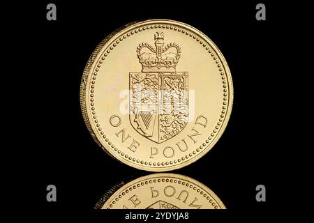 1988 Regno Unito moneta da £1 con disegno Royal Shield sul retro e il terzo ritratto della regina elisabetta II di Raphael Maklouf Foto Stock