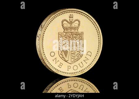 1988 Regno Unito moneta da £1 con disegno Royal Shield sul retro e il terzo ritratto della regina elisabetta II di Raphael Maklouf Foto Stock