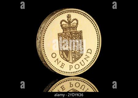 1988 Regno Unito moneta da £1 con disegno Royal Shield sul retro e il terzo ritratto della regina elisabetta II di Raphael Maklouf Foto Stock