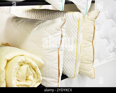 Assortimento di cuscini e coperte per dormire nel negozio Foto Stock