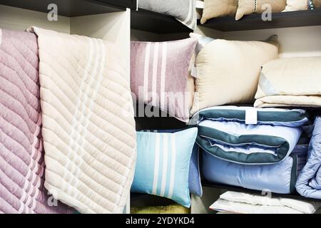 Assortimento di cuscini e coperte per dormire nel negozio Foto Stock