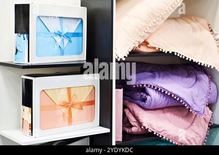 Assortimento di cuscini e coperte per dormire nel negozio Foto Stock