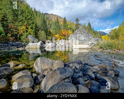 Una sezione tranquilla e bella del fiume Wenatchee in autunno al Tumwater Canyon vicino a Leavenworth, Washington. Foto Stock