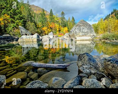 Una sezione tranquilla e bella del fiume Wenatchee in autunno al Tumwater Canyon vicino a Leavenworth, Washington. Foto Stock
