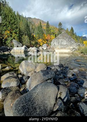 Una sezione tranquilla e bella del fiume Wenatchee in autunno al Tumwater Canyon vicino a Leavenworth, Washington. Foto Stock