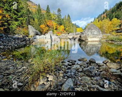 Una sezione tranquilla e bella del fiume Wenatchee in autunno al Tumwater Canyon vicino a Leavenworth, Washington. Foto Stock