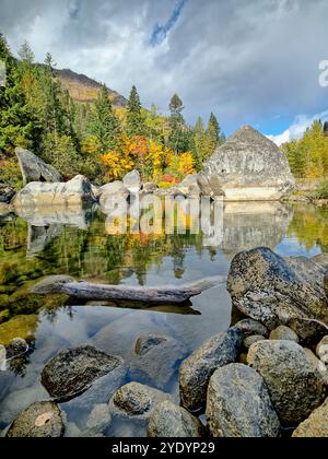 Una sezione tranquilla e bella del fiume Wenatchee in autunno al Tumwater Canyon vicino a Leavenworth, Washington. Foto Stock