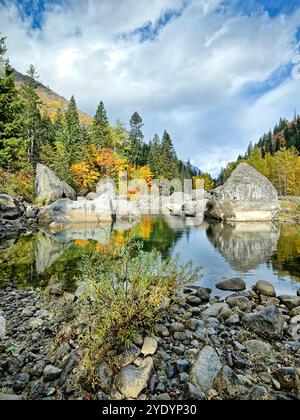 Una sezione tranquilla e bella del fiume Wenatchee in autunno al Tumwater Canyon vicino a Leavenworth, Washington. Foto Stock