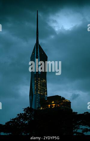 Torre Merdeka 118 a Kuala Lumpur, Malesia di notte. Grattacielo illuminato contro un cielo buio e nuvoloso. Foto Stock