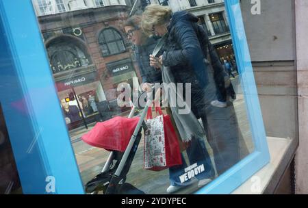 Due giorni prima che la cancelliera laburista Rachel Reeves presenti il suo tanto atteso budget autunnale al parlamento e alla nazione, in gran parte previsto per essere duro sul benessere, le famiglie lavoratrici e un costo della vita più ampio, gli acquirenti e i consumatori sono visti su Regent Street nel West End della capitale, il 28 ottobre 2024, a Londobn, in Inghilterra. Foto Stock