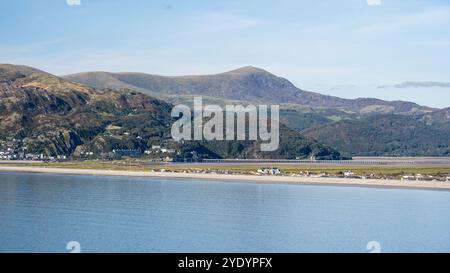 Il monte Diffwys sorge dietro l'estuario dell'Afon Mawddach a Barmouth, nel Parco nazionale Snowdonia del Galles. Foto Stock