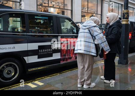 Due giorni prima che la cancelliera laburista Rachel Reeves presenti il suo tanto atteso budget autunnale al parlamento e alla nazione, in gran parte previsto per essere duro sul benessere, sulle famiglie lavoratrici e su un costo della vita più ampio, gli acquirenti e i consumatori sono visti fuori Selfridges, a Oxford Street, nel West End della capitale, il 28 ottobre 2024, a Londobn, in Inghilterra. Foto Stock
