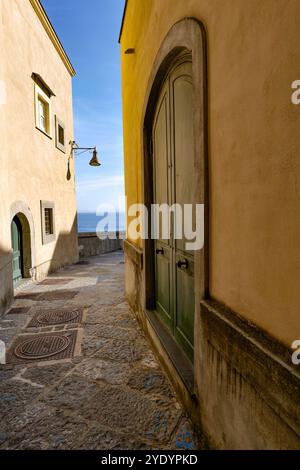 Una strada nel quartiere vecchio di Pozzuoli, una città della Campania in Italia. Foto Stock