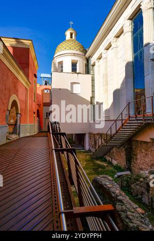 Una strada nel quartiere vecchio di Pozzuoli, una città della Campania in Italia. Foto Stock