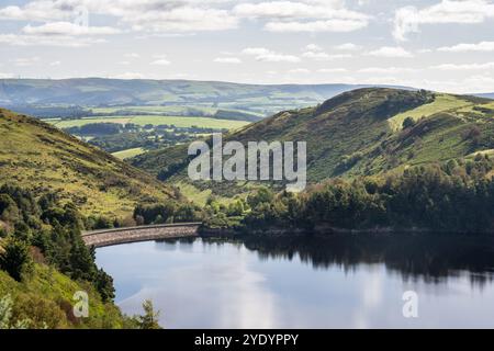 Il sole splende sul bacino idrico di Llyn Clywedog sopra la Severn Valley sulle colline del Galles centrale. Foto Stock