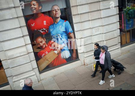 I membri della squadra di cricket delle donne inglesi sono visti fuori dalla Metro Bank a Piccadilly nel West End, il 28 ottobre 2024, a Londra, Inghilterra. Il Metro Bank Girls in Cricket Fund è stato co-creato e co-finanziato con l’England and Wales Cricket Board (BCE) che mira a triplicare il numero di squadre di cricket femminili e a collaborare con la BCE come primo campione in assoluto di cricket femminile e femminile e partner principale per il One Day Women’s e per il gioco maschile. Foto Stock