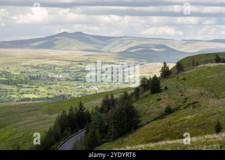 La montagna di Pen y fan nel Brecon Beacons sorge dietro l'alta Cynon Valley nel Galles del Sud, vista dalla Rhigos Road. Foto Stock