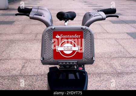 Di fronte a una bicicletta Santander Cycles TFL (Transport for London), parcheggiata in una docking station con sfondo sfocato a Canary Wharf, Londra, Regno Unito. Foto Stock