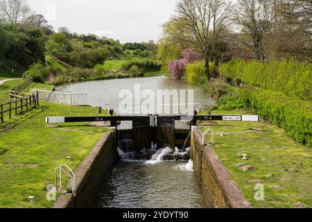 Dun Mill Lock sul canale Kennet e Avon vicino a Hungerford nel West Berkshire, Inghilterra. Foto Stock
