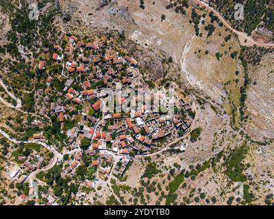 Vista aerea sull'antico villaggio tra le rocce dell'Albania Foto Stock