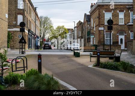 I giardini e le panchine raddoppiano come caratteristiche di rilassamento del traffico nel quartiere a basso traffico di Railton Road a South London. Foto Stock