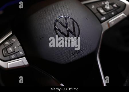 VW in der Krise. Ein Volkswagen Logo auf dem Lenkrad eines VW Polo. Volkswagen AM 28.10.2024 a Siegen/Deutschland. *** VW in crisi Un logo Volkswagen sul volante di un VW Polo Volkswagen su 28 10 2024 a Siegen Germania Foto Stock