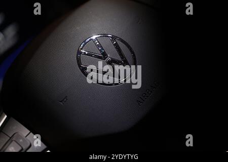 VW in der Krise. Ein Volkswagen Logo auf dem Lenkrad eines VW Polo. Volkswagen AM 28.10.2024 a Siegen/Deutschland. *** VW in crisi Un logo Volkswagen sul volante di un VW Polo Volkswagen su 28 10 2024 a Siegen Germania Foto Stock