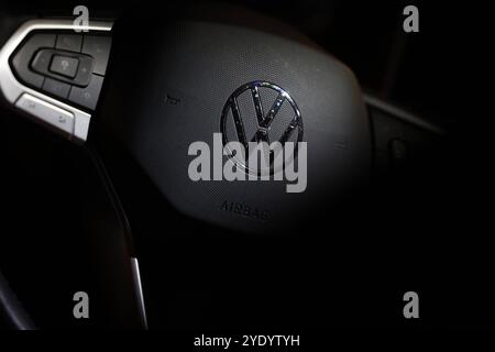 VW in der Krise. Ein Volkswagen Logo auf dem Lenkrad eines VW Polo. Volkswagen AM 28.10.2024 a Siegen/Deutschland. *** VW in crisi Un logo Volkswagen sul volante di un VW Polo Volkswagen su 28 10 2024 a Siegen Germania Foto Stock