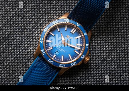 Maidenhead, Regno Unito - 23 ottobre 2024: Orologio da polso uomo premium C60 Pro 300 Bronze, cronometro subacqueo COSC certificato svizzero di Christopher Ward, davanti Foto Stock