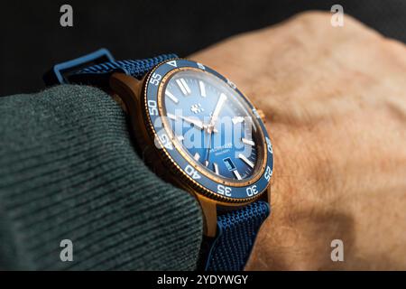 Maidenhead, Regno Unito - 23 ottobre 2024: Orologio uomo premium C60 Pro 300 Bronze, cronometro COSC certificato Swiss Made con design britannico di Christopher War Foto Stock