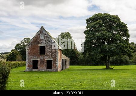 Un edificio abbandonato nel "villaggio perduto" di Imber, nelle aree di addestramento della piana di Salisbury dell'esercito britannico. Foto Stock