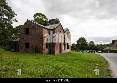 Edifici abbandonati nel "villaggio perduto" di Imber, nelle aree di addestramento della piana di Salisbury dell'esercito britannico. Foto Stock