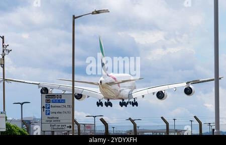 Emirates Airlines Airbus A380 in avvicinamento all'aeroporto di Heathrow. Londra, Regno Unito, 6 luglio 2024. Foto Stock