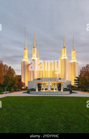 Kensington. Contea di Montgomery. Maryland - 26 ottobre 2024 - Washington D.C. Tempio della Chiesa di Gesù Cristo dei Santi degli ultimi giorni di notte Foto Stock