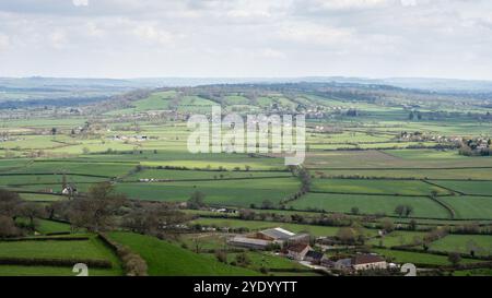 Pennard Hill sorge dai Somerset Levels, vista da Glastonbury Tor. Foto Stock