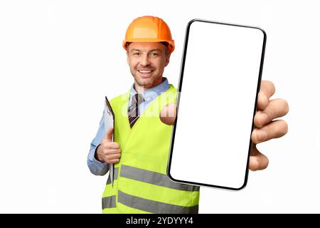 Happy Builder che punta la matita alla fotocamera sullo sfondo dello studio bianco Foto Stock